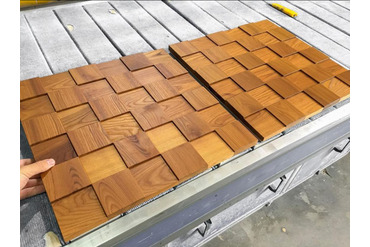 Изготовленные и покрытые лаком стеновые панели из термоясеня "Термоясень рыжий".