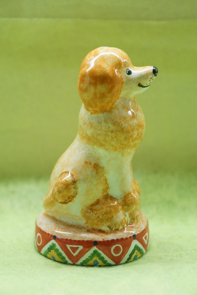 Пудель на тумбе