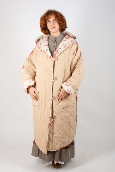 Стеганое пальто "Родное тепло" с капюшоном бежевое
