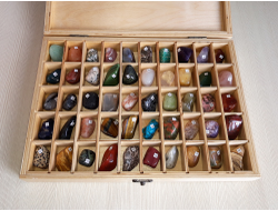 Коллекция 50 камней галтовок по 3-4 см, в коробке 32*23 см, вес около 1700 г  №25737