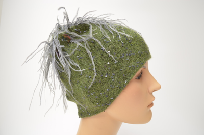 женская шапка с перьями 2025 - 2026