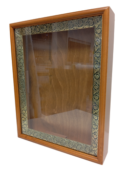 Киот деревянный с басменной рамой для иконы формата 30х40см.