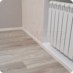 Плинтус ХДФ Dollken Cubu Flex Life 40мм Х 2,5 м 1013/5012 Белый в интерьере 7