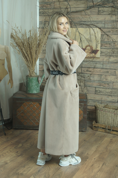 Меховая шуба цвет бежевый модель 106