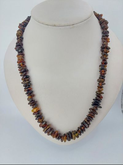 Бусы из темного янтаря