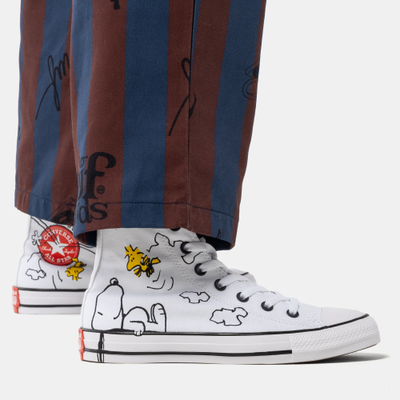 С чем носить белые кеды Converse с принтом