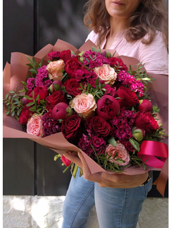 Роскошный, большой букет из красных пионов, пионовидных роз, алых роз ред наоми и фисташки