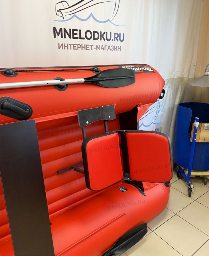 Красно черное кресло в лодку на поворотной платформе