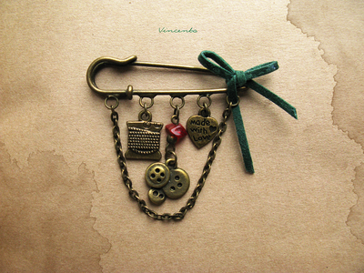 "Швейная" брошь. Брошь-булавка с катушками ниток и пуговицами