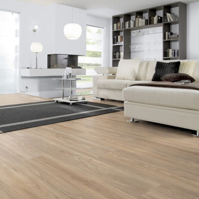 Виниловый пол Wineo 400 Wood Compassion Oak Tender DLC00109 в интерьере гостиной