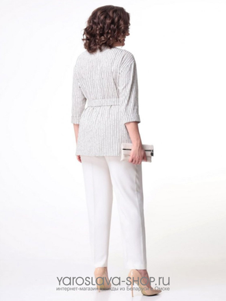 Брючный костюм: удлиненная блуза в полоску на поясе и белые брюки