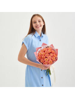 19 персиковых роз