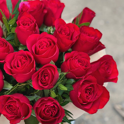 Шляпная коробка из 21 красной розы