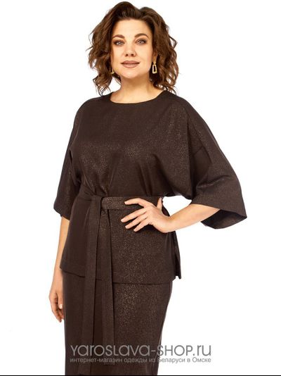 Женский юбочный костюм из шелковистой ткани в коричневом цвете