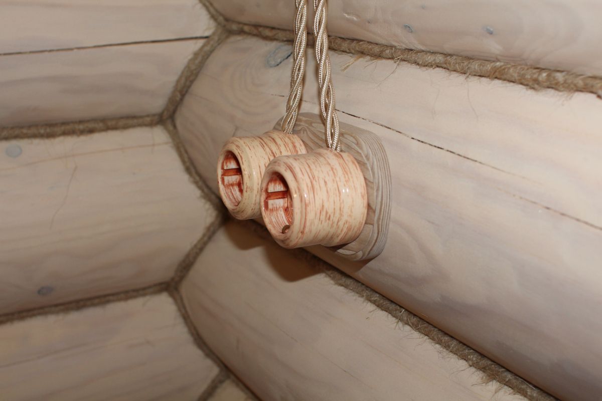 правила монтажа проводки в деревянном доме