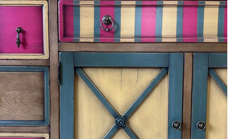 Шкаф универсальный дизайнерский, в яркой отделке.