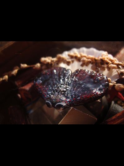 Миниатюрная брошь "Мотылёк-Уголёк"