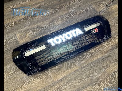 Решетка радиатора Toyota Land Cruiser 200 2007-2015 LED с подсветкой в стиле 300 GR Sport