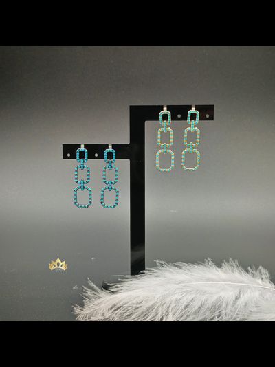 Серьги Триумф с сатиновыми кристаллами на черном фоне 4см