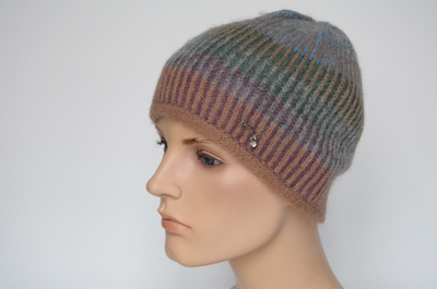 raznotsvetnaya-korichnevaya-shapka-v-polosku-vizio-italiya-6520