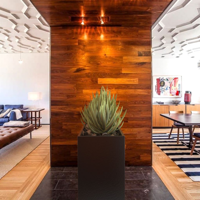 высокое кашпо для разделения пространства