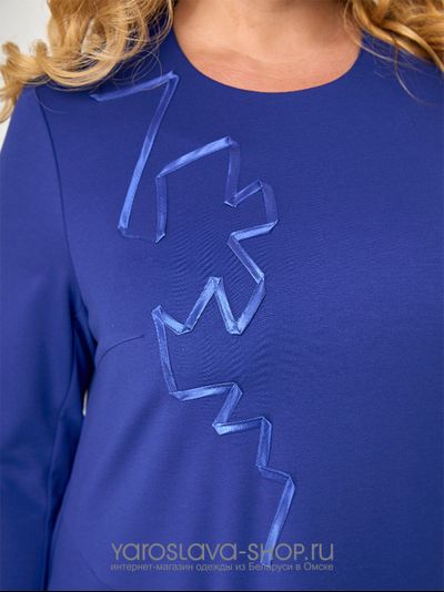 Нарядное платье василькового цвета с атласной лентой