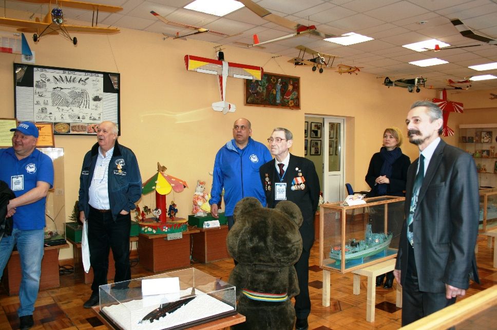 в выставочном зале СЮТ