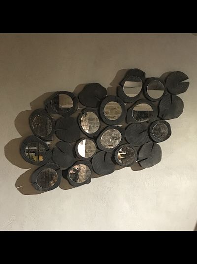 декор стены из спилов с зеркалами