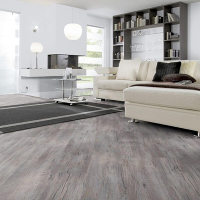 Виниловый пол Wineo 800 Wood Riga Vibrant Pine DLC00082 в интерьере гостиной