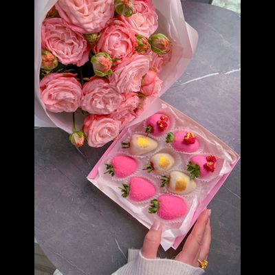 Бежевые пионовидные розы с клубникой в шоколаде