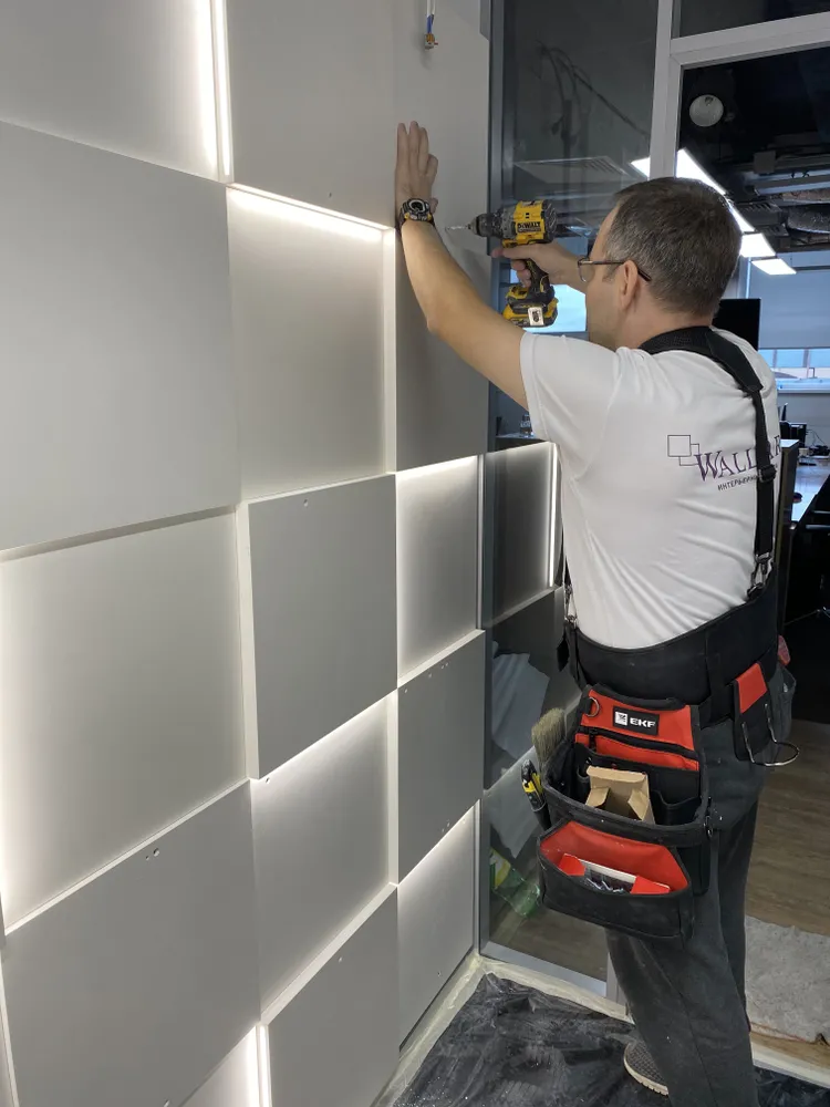 Приложили, просверлили, сняли, вкрутили дюбель, нанесли клей, опять приложили и прикрутили) 