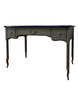 Письменный стол с 3 ящиками на изящных резных ножках.