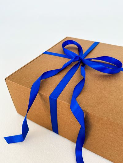 Большая подарочная коробка GILEV 37x37x14 см с синей лентой и наполнителем крафт