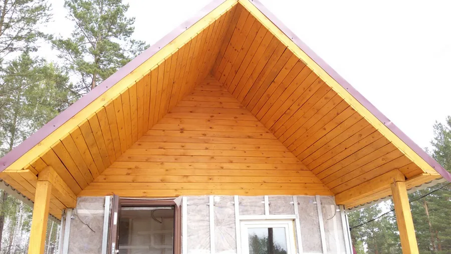 Фронтон и поднебесник зашиты доской покрытой деревозащитным составом.
Наружное утепление сруба базальтовым утеплителем.