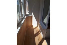 застеклили лоджию пластиковым профилем, настелили пол, утеплили, утеплили стены, обшили вагонкой из Кедра, пол из лиственницы