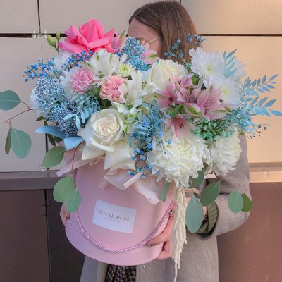 Композиция в коробке с французскими розами и хризантемами Весеннее небо