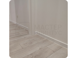 Плинтус ХДФ Dollken Cubu Flex Life XL 80мм Х 2,5 м 1013/5012 Белый в интерьере 10