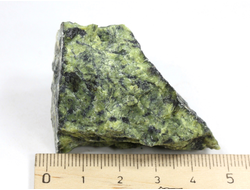 Змеевик, необработанный, дикий образец, Россия, КЧР, Урупский район (55*35*35 мм, 64 г) №37819