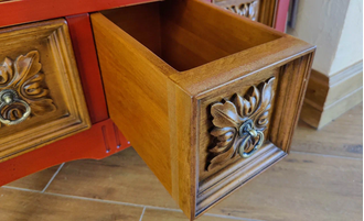 Комод 9 выдвижных ящиков с декором цветы.