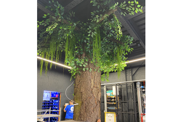 Имитация дерева в интерьере магазина.Работа spilcenter.com. г.Москва