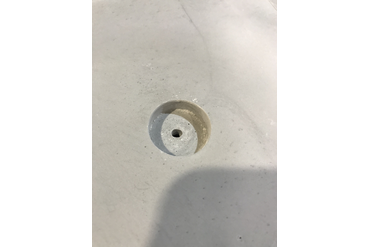 Внешний вид подготовленного отверстия под саморезы и декоративные колпачки-заглушки.