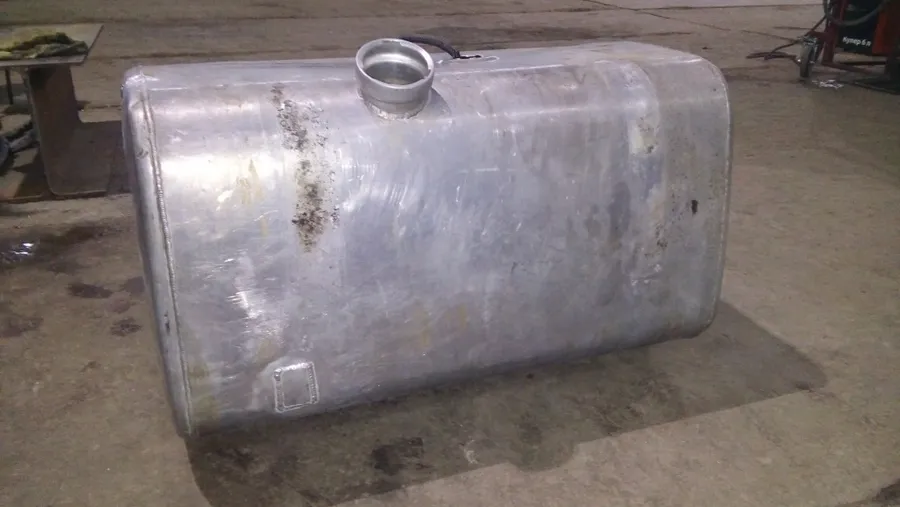 Ремонт бензобаков в Екатеринбурге. Заварить топливный бак грузового автомобиля. Сварка алюминиевых баков. 
заварить трещину в баке грузового автомобиля
Заварить пробитый бензобак
