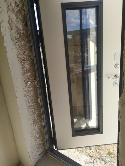 АГОРА 95 (ТРЕХКОНТУРНАЯ). МУАР СЕРЫЙ/ БЕЛЫЙ МАТОВЫЙ. ДВУХКАМЕРНЫЙ СТЕКЛОПАКЕТ. НАДЕЖНАЯ ВХОДНАЯ ДВЕРЬ