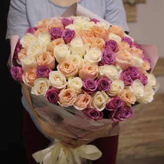 Букет из 49 роз,, букет из персиковых и фиолетовых роз, букет из белых и персиковых роз