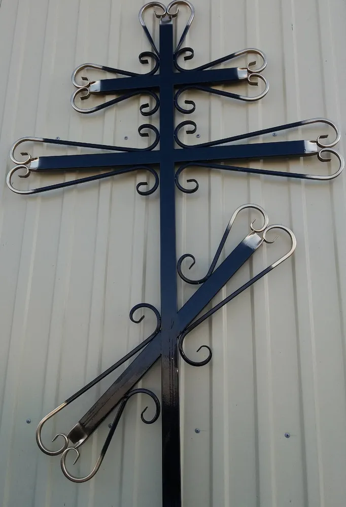 Крест с ковкой;
Высота - 200 см;
Материал - труба 40*20/ труба 10*10;
Цена - 4000 (4500 с лаком) руб.