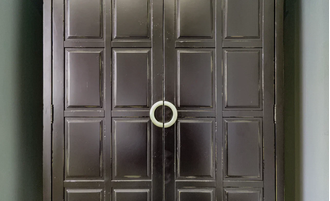 Шкаф для одежды двухдверный с резным фронтоном.