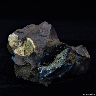 Барит на псиломелане в полости ракушки. 59*59*42мм