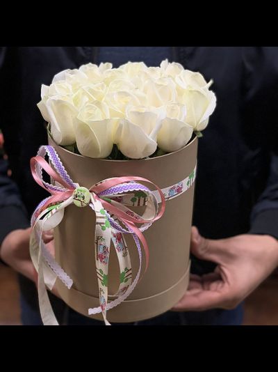 Шляпная коробка из 15 белых роз