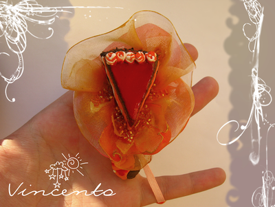 Вкусный тортик. Брошь в виде тортика с кремом из полимерной глины