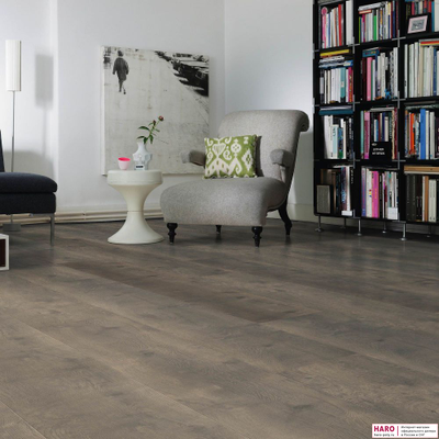 Декор ламината Haro Tritty 100 Gran Via Дуб Бергамо Карбон 538767 в интерьере гостиной